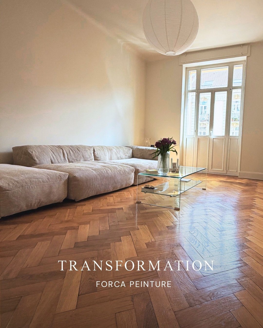 Séjour rénové par Forca Peinture : murs clairs, parquet en point de Hongrie