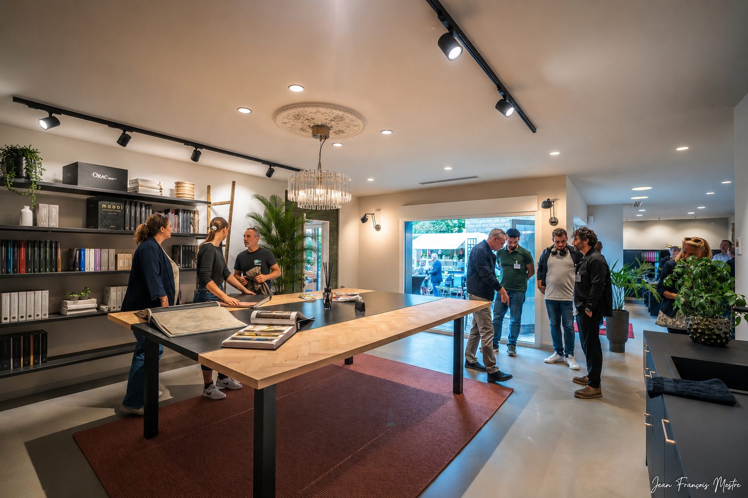 Le showroom Forca Peinture à Metz, avec ses livres de papiers peints et nuanciers