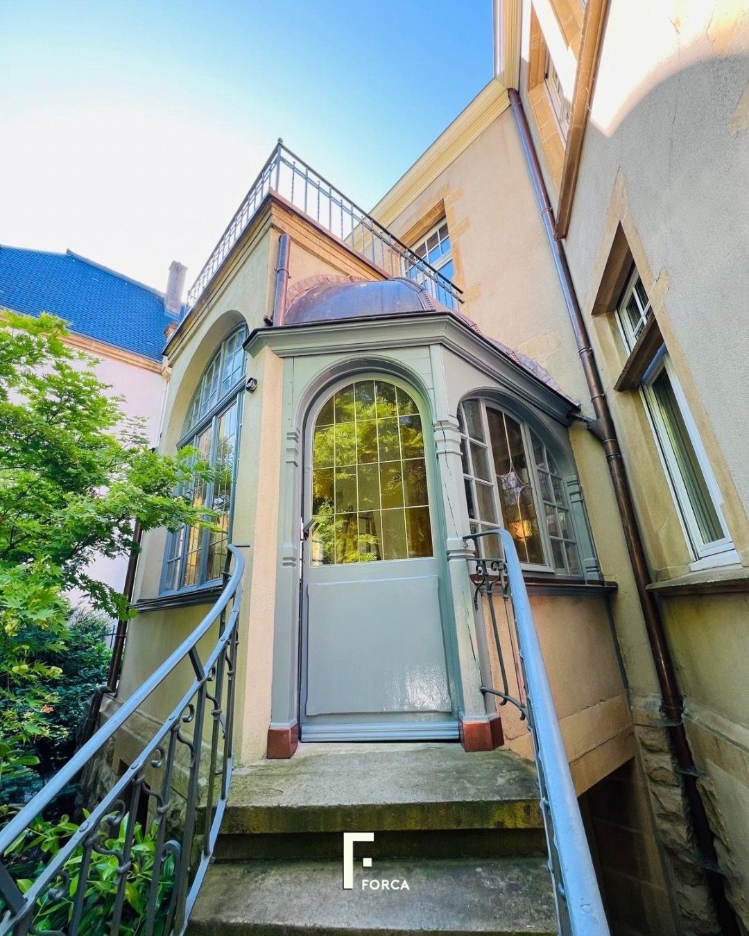 Entrée d'une maison ancienne, menuiseries repeintes en vert de gris